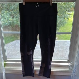 Cute Black and purple capri exercise leggings! 🏃‍♀️💨